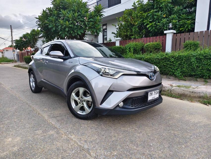 Toyota C-HR ปี 2018เครื่อง1.8 HV Mid SUV ตัวท็อป รถสวยพร้อมใช้ภายในเบาะหนัง airbag abs พวงมาลัย multi functionเครื่องยนต์เบนซิน+ไฟฟ้าเครื่องดี