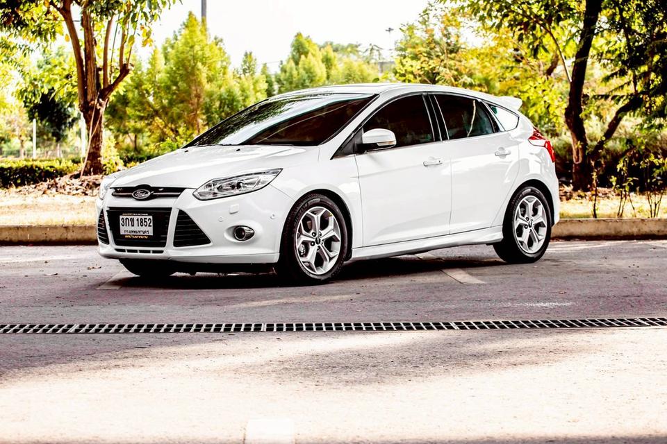 Ford Focus 2.0 Sunloof Sport สีขาว  ปี 2014 ท๊อปสุด มือเดียว ขับดีมากๆ