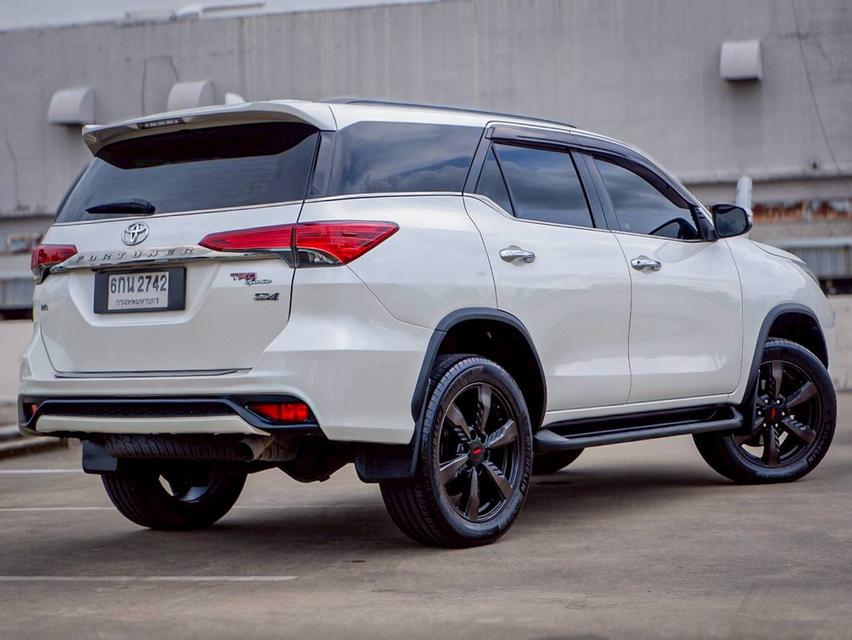 Toyota Fortuner 2.8 TRD เกียร์ออโต้ 4WD สีขาวมุก ปี 2017 6