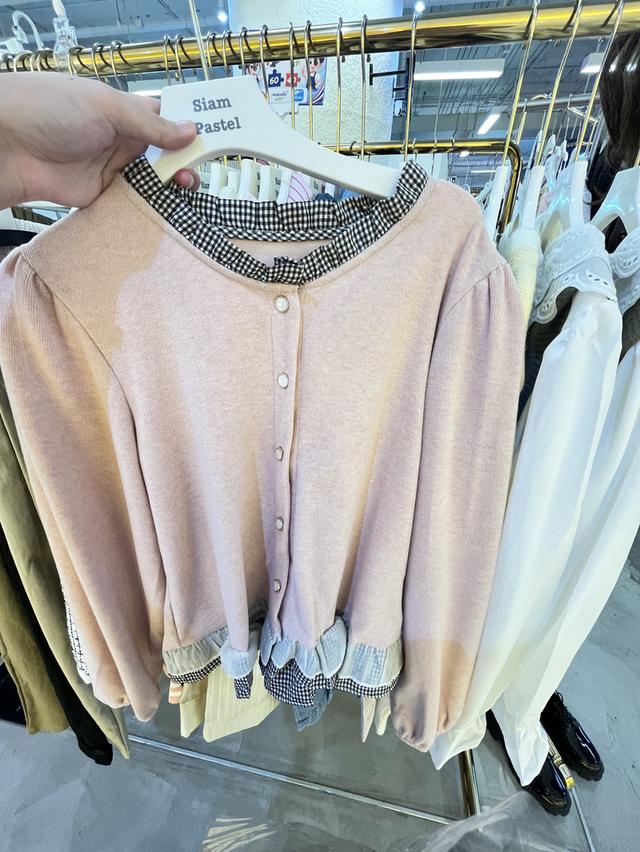 เป็นเสื้อคลุมน่ารักๆ ผ้าไม่หนา ใส่เป็นคลุมหรือชั้นเดียวได้ เก๋ๆ สีจริงสวยกว่าในกล้อง เป็นมือ1งานห้างค่ะ
