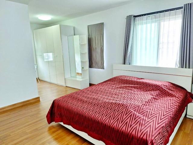 นิคมปิ่นทอง ชลบุรี 3.8 กม เจปาร์ค ศรีราชา 3.7กม. บ้านเดี่ยว 2ชั้นหรูหรา จัดเต็มเฟอร์ฯ 45ตร.ว.180ตร.ม. 3นอน 3น้ำ.รพ.สมิติ 3