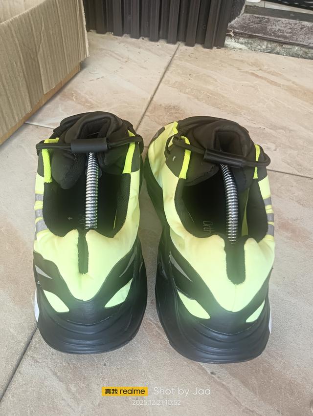 รองเท้า Adidas Yeesy Boost 700 MNVN Phospher 3