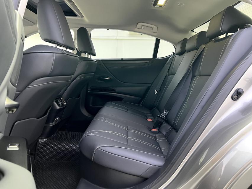 Lexus ES 300h Grand Luxury 2024 11