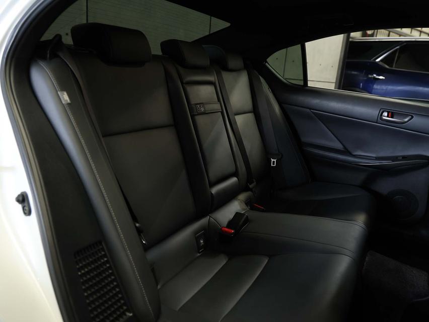 2023 Lexus IS300h 2.5 (ปี 13-26) Luxury Sedan AT B4304 รูปที่ 17