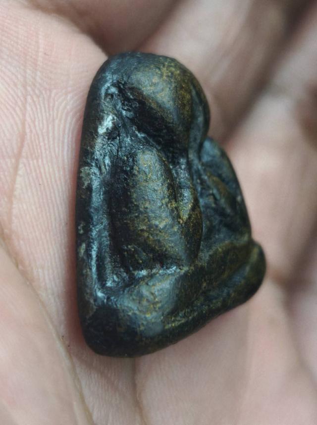 พระปิดตาเนื้อผงคลุกรัก หลวงพ่อแก้ว วัดเครือวัลย์ 8