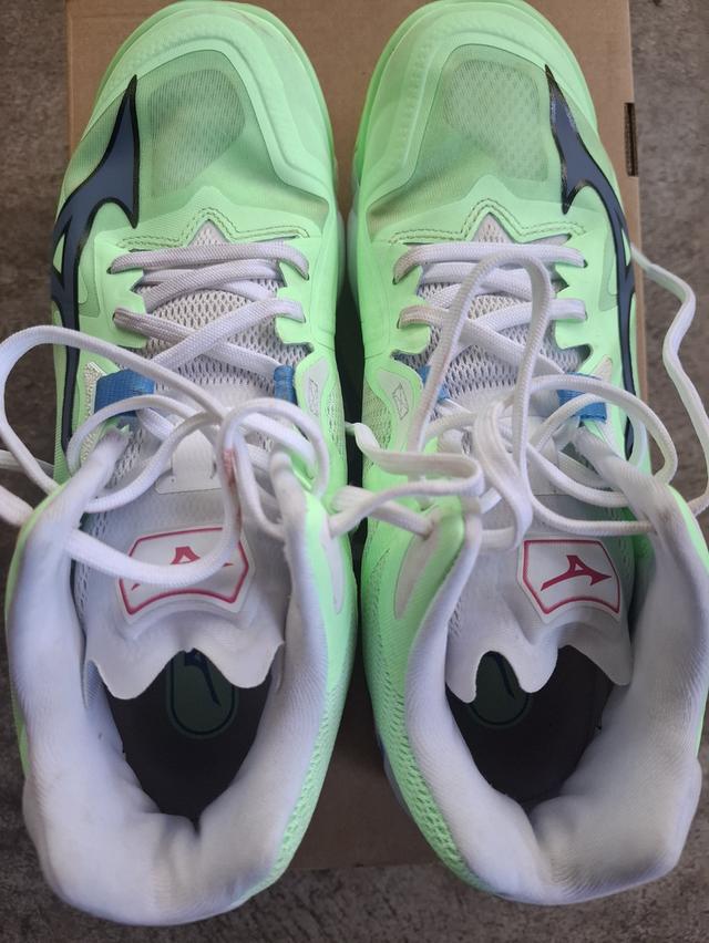 รองเท้าวอลเลย์บอล wave lightning z8 mid 2