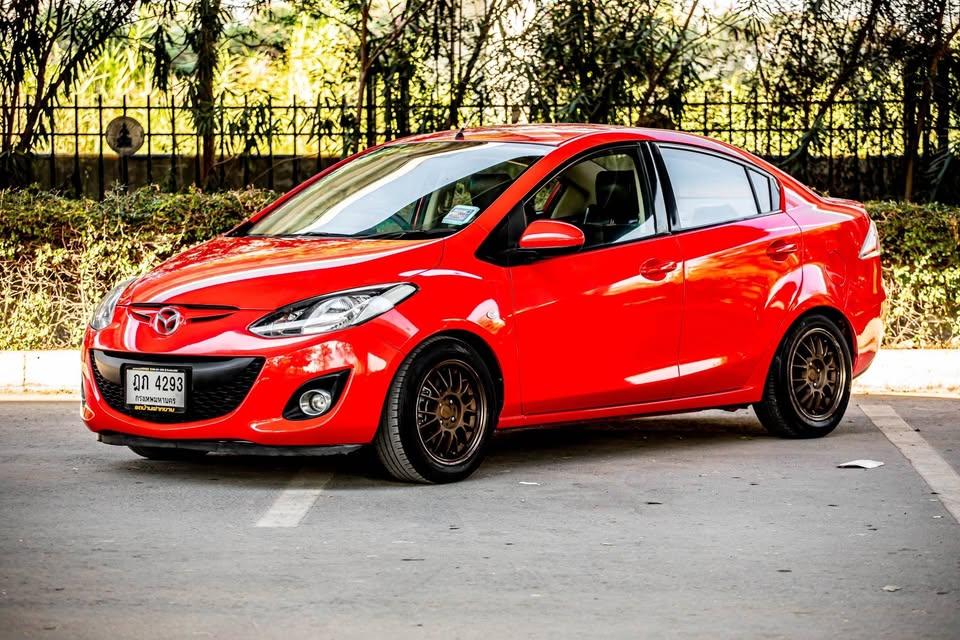 Mazda 2  สีแดง มืเดียวป้ายแดง เกียร์ออโต้ 10