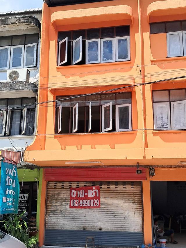 🏠อาคารพาณิชย์ 2 คูหา 3 ชั้น มีดาดฟ้า 📌1 ห้องน้ำ 📌พร้อมเข้าอยู่ 💵ราคา 5,500,000 บ. 📌ติดถนนโกสุมรวมใจ ดอนเมือง 📌ใกล้ตลาด 📌ใกล้สนามบินดอนเมือง