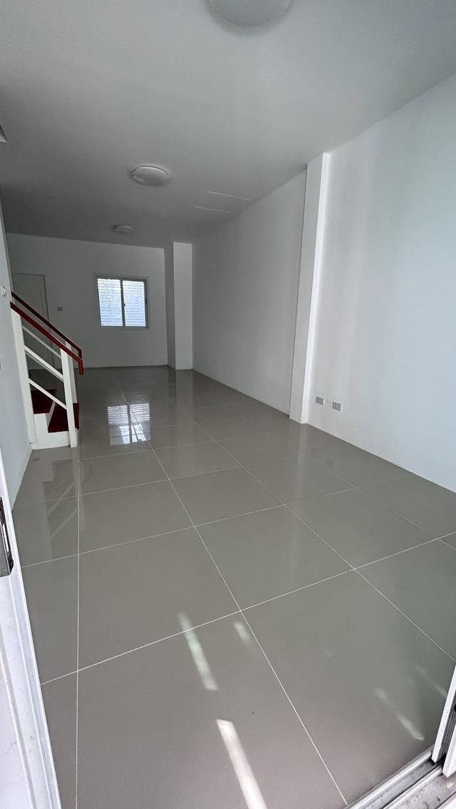 ขายด่วนทาวน์โฮม 2 ชั้น ราคาถูกที่สุดในโครงการ รีโนเวทใหม่ พร้อมเข้าอยู่ 11