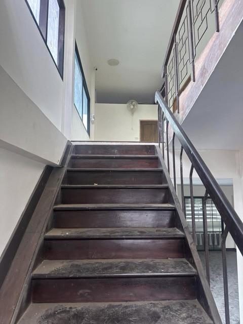 ให้เช่าออฟฟิศสำนักงาน 3 ชั้น เนื้อที่ 102 ตารางวา Location สาทร เซนหลุยส์ ถนนจันทน์ ใกล้ bts เซนหลุยส์ สามารถจอดรถได้ 3-4 คัน จดทะเบียนบริษัทได้ 5