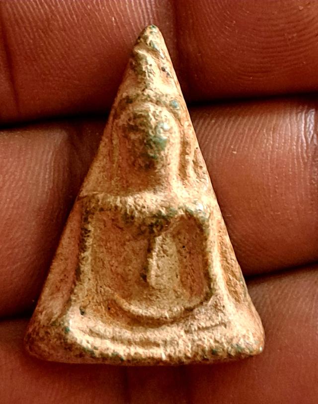 พระนางพญาเข่าโค้งเนื้อเขียว