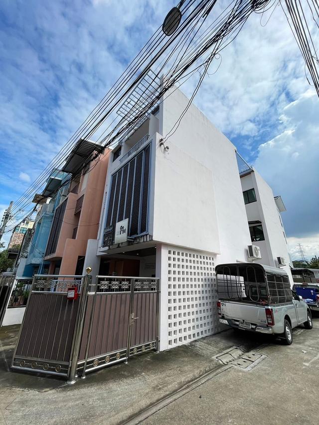 🔥 ขายด่วน! ทาวน์โฮม 3 ชั้น หลังมุม ทำเลทอง ลาดพร้าว 18 แยก 4 🔥 | MRT 700 ม. | Home Office ได้ | มีห้อง Studio 1