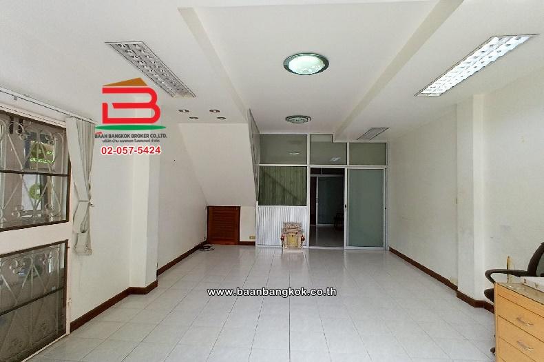 ทาวน์โฮม 3 ชั้น หลังมุม ซอยนาคนิวาส 21 เนื้อที่ 32 ตรว. เขตลาดพร้าว 5