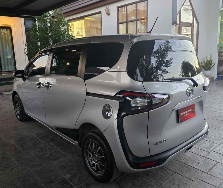 TOYOTA SIENTA ปี 2018 สีเทาสวยมาก 4