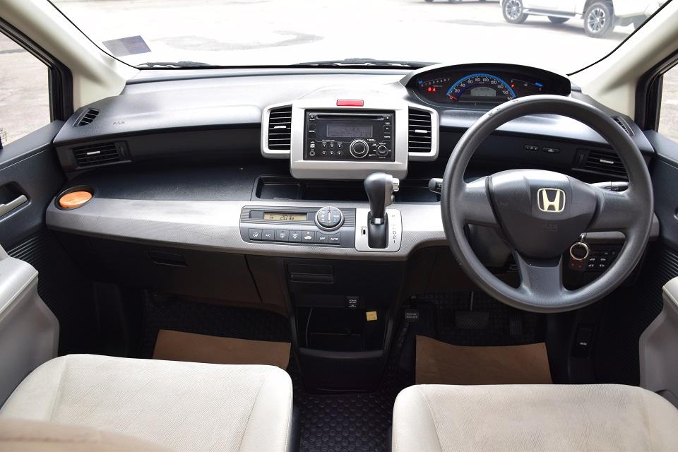 เพียง 289000 บาท /ฟรีดาวน์ รถครอบครัว /HONDA FREED 1.5 SE ออโต้ ตัวท็อปพร้อมใช้ แอร์ดิจิต๊อล CD MP3 ABS AIRBAGรีโมทล้อแม็ก ไฟตัดหมอก ขับดีช่วงล่างแน่น 3