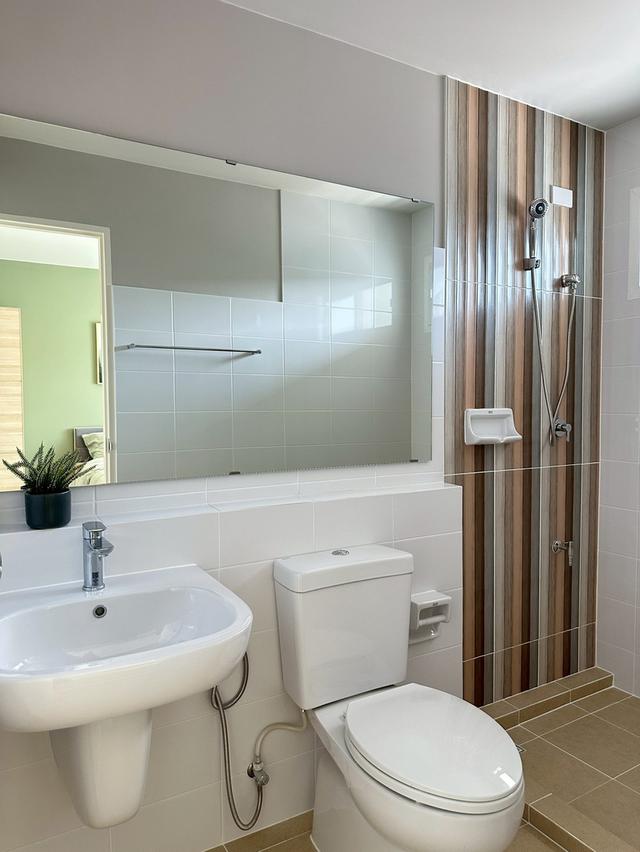 ให้เช่าทาวน์โฮมสองชั้น 2 ห้องนอน 3 ห้องน้ำ 1 ห้องรับแขก 1 ห้องครัว 1 ที่จอดรถ ขนาดที่ดิน 20 ตรว. พื้นที่ใช้สอย 89 ตรม. ให้เช่าราคา 20,000