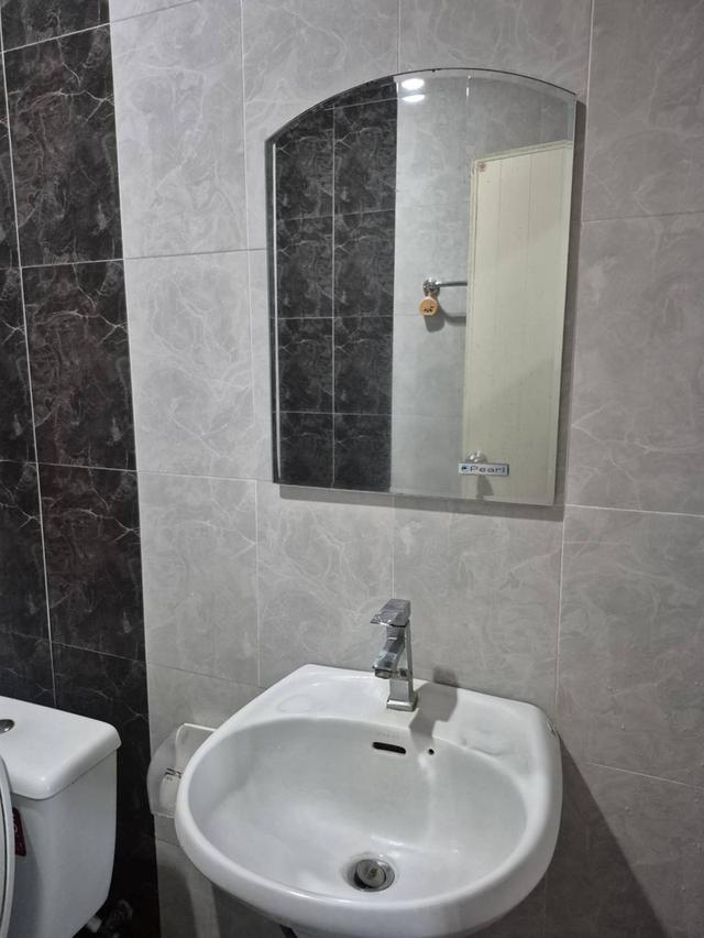 บ้านเดี่ยว 50 ตรว 2 ห้องนอน ติดแอร์ทั้ง 2ห้อง 2 ห้องน้ำ เครื่องทำน้ำอุ่น 1ตัว 1 ห้องโถง 1 ครัว มุ้งลวด แหล็กดัด ผ้าม่านอย่างหนากัน UV  จอดรถยนต์ได้ 2 18