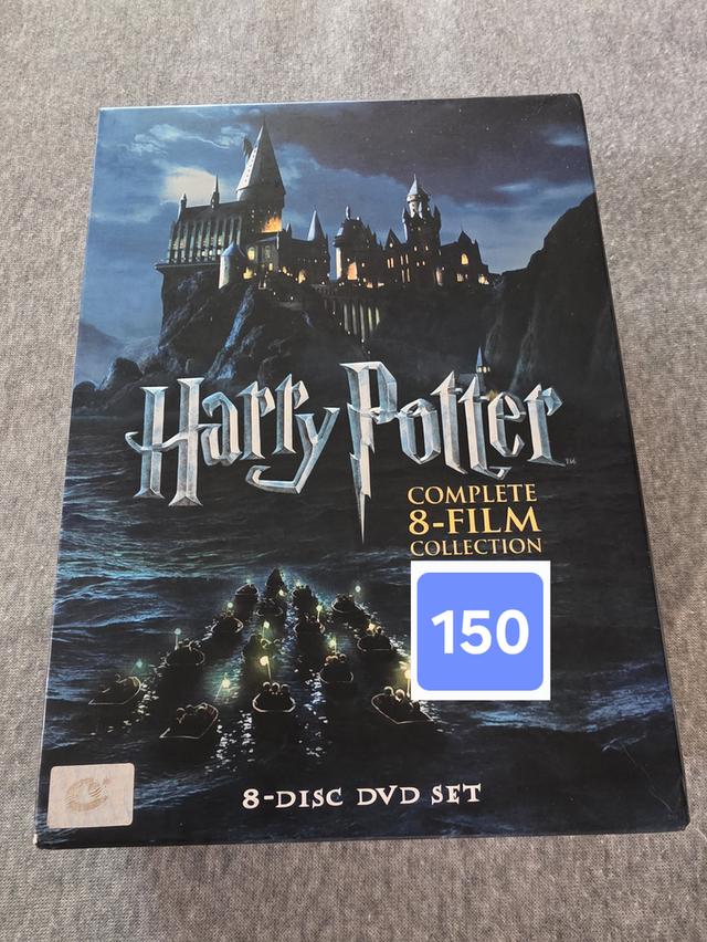 Harry Potter 8 DVD Boxset ครบทั้ง 7 ปีของมหากาพย์เวทมนต์  มีตำหนิคือฐานพลาสติกรับแผ่นหัก 3 จาก 8 จุด แต่แผ่นยังสวยใหม่ทั้งหมด