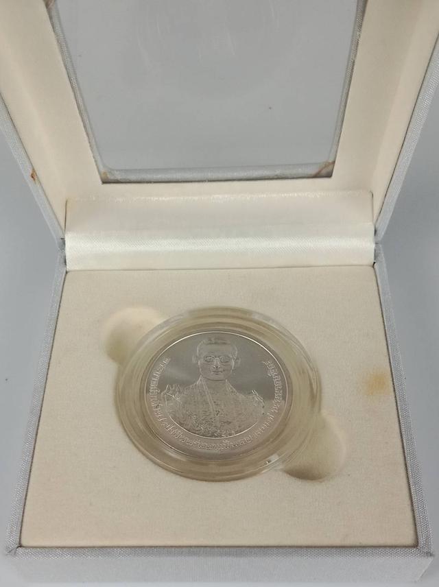 628.เหรียญเงินที่ระลึกในโอกาสการพระราชพิธีถวายพระเพลิงพระบรมศพพระบาทสมเด็จพระปรมินทรมหาภูมิพลอดุลยเดชบรมนาถบพิตร