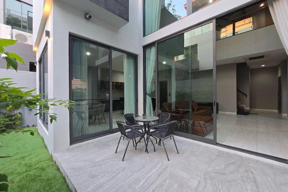 ให้เช่าบ้านหรู The Gentry พัฒนาการ 2บ้านเดี่ยว 3 ชั้น สไตล์ Luxury Villa พร้อมเฟอร์นิเจอร์ครบ ใกล้ Clubhouse เพียง 5 กม. ถึงทองหล่อ 11