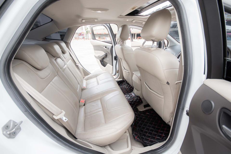 ปี 2013 Ford Focus 2.0S Sedan 4ประตู Sunroof A/T สีขาว 5