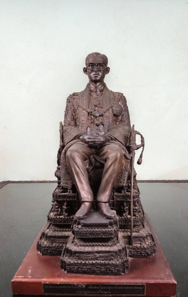 716.พระบรมรูปหล่อในหลวงรัชกาลที่ 9 พระบาทสมเด็จพระปรมินทรมหาภูมิพลอดุลยเดช ทรงประทับบนพระที่นั่งราชยานพุดตานทอง  ส