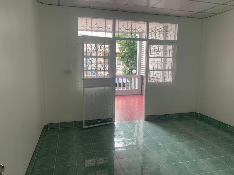 ขาย :ทาวน์เฮาส์ 2 ชั้น หมู่บ้านอัมรินทร์ 3 ผัง 4 ถนนสายไหม 15  8