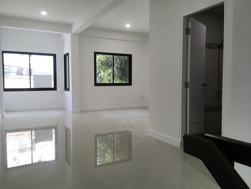 ให้เช่าโฮมออฟฟิศ 3 ชั้น พร้อมเข้าอยู่ หน้ากว้าง 5 เมตร  รีโนเวทใหม่ 4