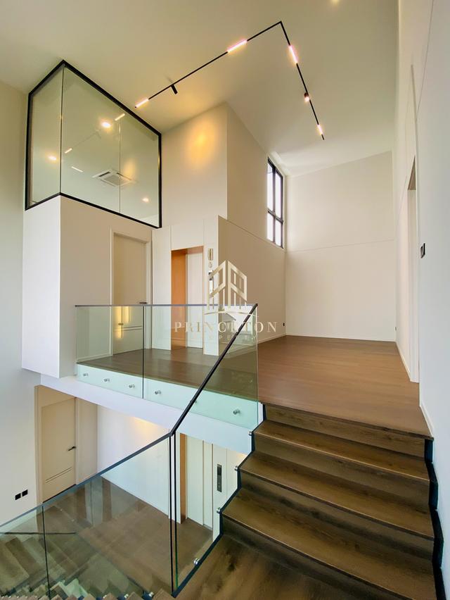 VIVE New Krungthep Kreetha Luxury 3-Storey Modern Home 12
