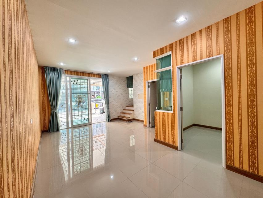 ขายทาวน์เฮ้าส์สวย พร้อมอยู่ ทำเลดี “โกลเด้นทาวน์ รามอินทรา-วงแหวน' 3