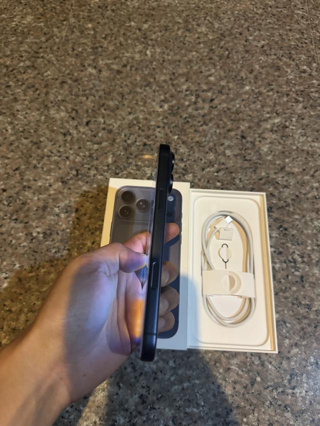 ขายๆๆๆถูกๆๆไอโฟน17ProMaxสีDeep Blue 256กิ๊กมีใบเสร็จครบๆเลยคับยกกล่องอีมี่ตรงอุปกรยังไม่ได้แกะสูนTrueสภาพสวยๆใช้งานปกติหมดทุกๆฟังชั่นเครื่องรีสโตได้ตล 6