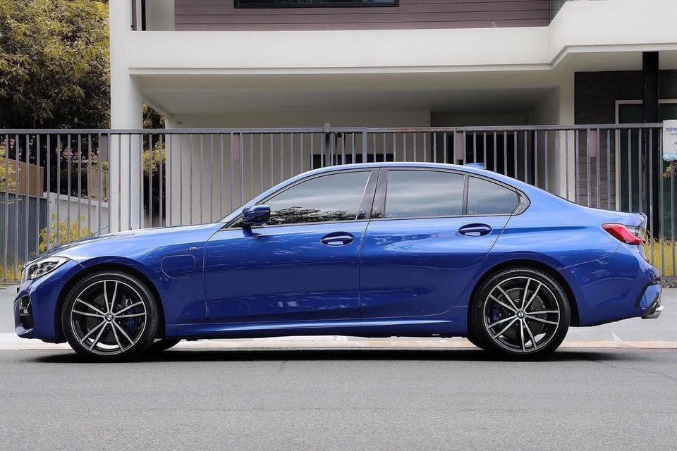 BMW 330e M Sport ปี 2021 ไมล์ 12x,xxx โล สามารถวิ่งด้วยระบบไฟฟ้า 60 โล รูปย่อยที่ 4