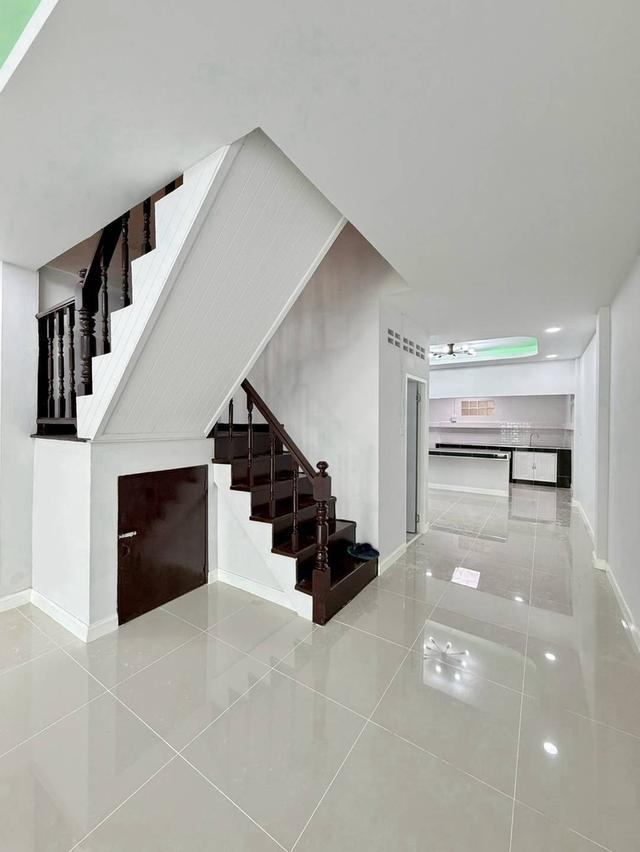 บ้านซอยบางศรีเมือง ทำเลดีใกล้แยกนครอินทร์พระราม5 ทาวน์เฮาส์ 2 ชั้น ตกแต่งใหม่มีระเบียงด้านหน้า  ทำเลดีใกล้แยกนครอินทร์พระราม5 7