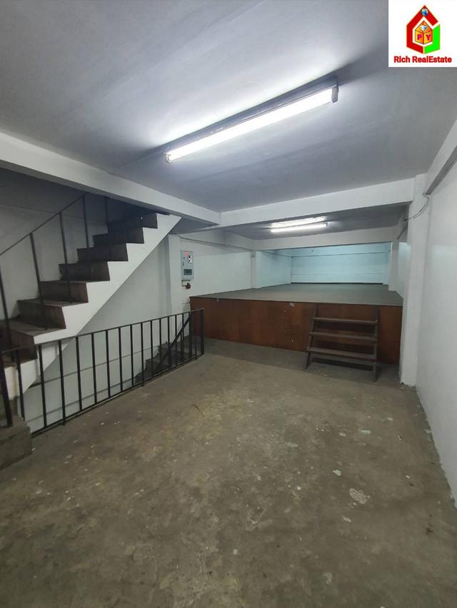 ขายถูกอาคารพาณิชย์ 3.75 ชั้น ซอยเอกชัย 35 แขวงบางขุนเทียน เขตจอมทอง เนื้อที่ดิน 29 ตรว. 3 นอน 2 น้ำ ขายตามสภาพ ติดถนนใหญ่ แหล่งชุมชน มีรถเมล์วิงผ่า 5