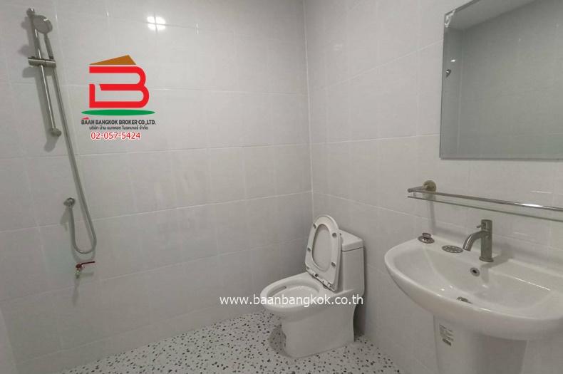 ทาวน์เฮ้าส์ หมู่บ้านสินธานี 1 (ใกล้โรงพยาบาลพญาไทนวมินทร์) เนื้อที่ 18 ตรว. แขวงนวมินทร์ เขตบึงกุ่ม 13