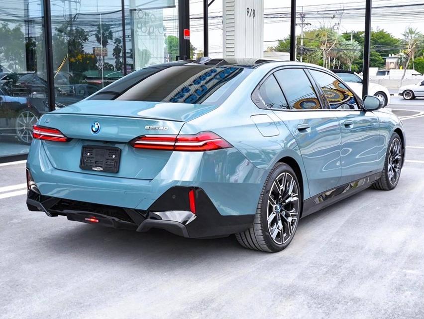 รหัสรถ KPV53 2024 BMW i5 eDrive40 M SPORT สีพิเศษ Cape York Green Metallic 13