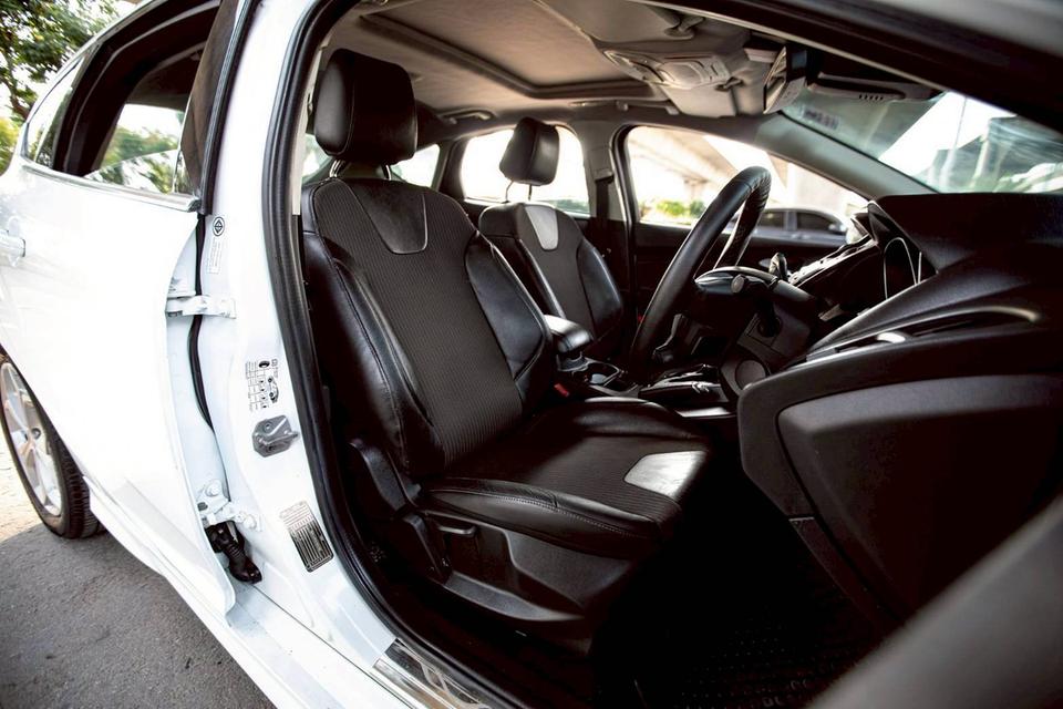 Ford Focus 2.0 Sunloof Sport สีขาว  ปี 2014 ท๊อปสุด มือเดียว ขับดีมากๆ 12
