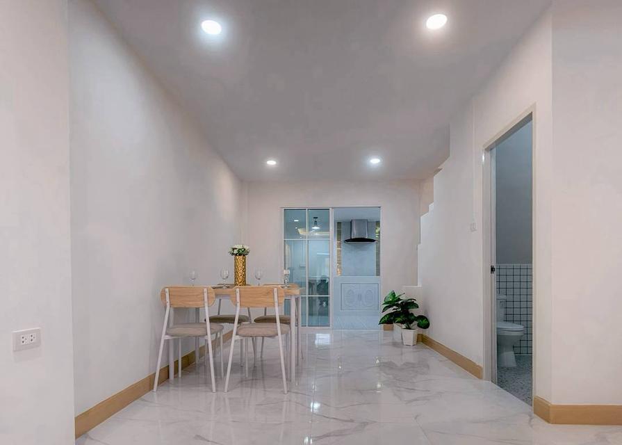 หมู่บ้านร่มเงาไม้  ถนนวัดลาดปลาดุกทาวน์เฮ้าส์ 2 ชั้น  มีระเบียงด้านหน้ารับลม ตกแต่งใหม่พร้อมอยู่ ต้นโครงการ 8