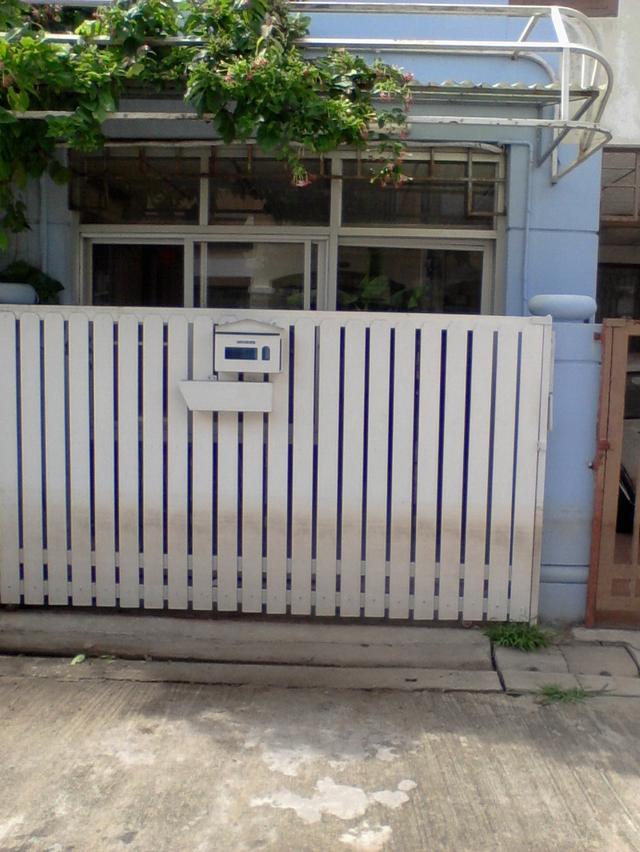 บ้านแฝด สองชั้น 3 ห้องนอน 1 ห้องแม่บ้าน 2 ห้องน้ำมีอ่างอาบน้ำ หลังริม ขนาด 36.1 ตารางวา มียามรักษาความปลอดภัย 24 ชั่วโมง หมู่บ้านติดถนนวิภาวดีรังสิต 1
