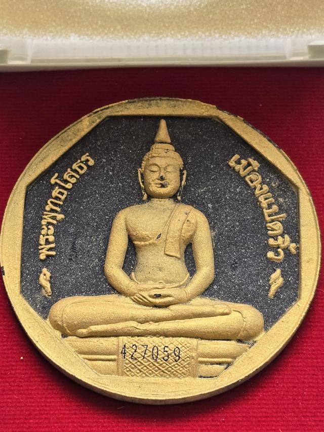 หลวงพ่อโสธร รุ่นทองประทาน วัดโสธรวรารามวรวิหาร จ.ฉะเชิงเทรา ปี พ.ศ.2550 เนื้อผงแปดเหลี่ยมพิมพ์ใหญ่ (ดำ) ผสมมวลสารทองคำจากองค์หลวงพ่อ ปัดทอง รูปที่ 1