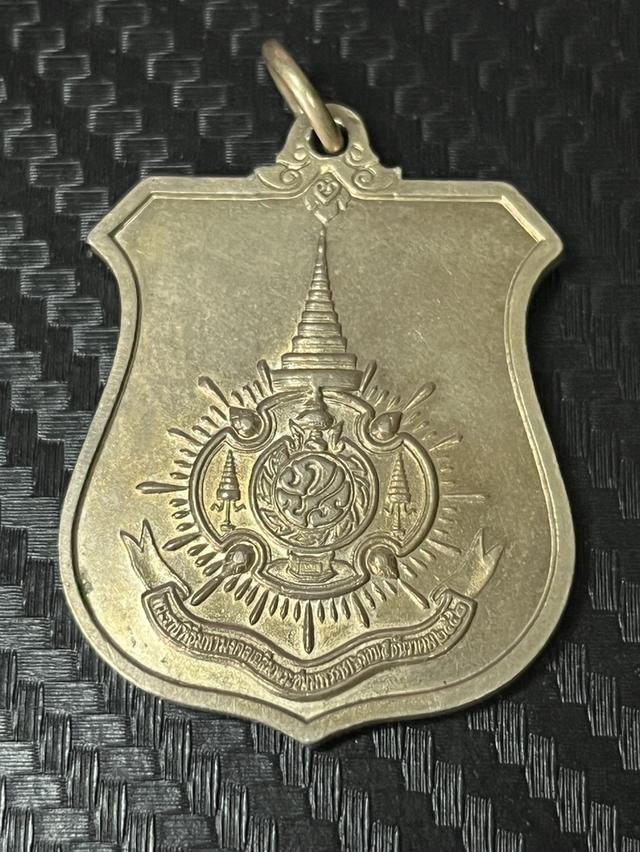 เหรียญในหลวงรัชกาลที่ 9 ภปร. ครบ 6 รอบ 72 พรรษา ปี2542 เนื้ออัลปาก้า พิมพ์นิยม ขาแว่นใหญ่