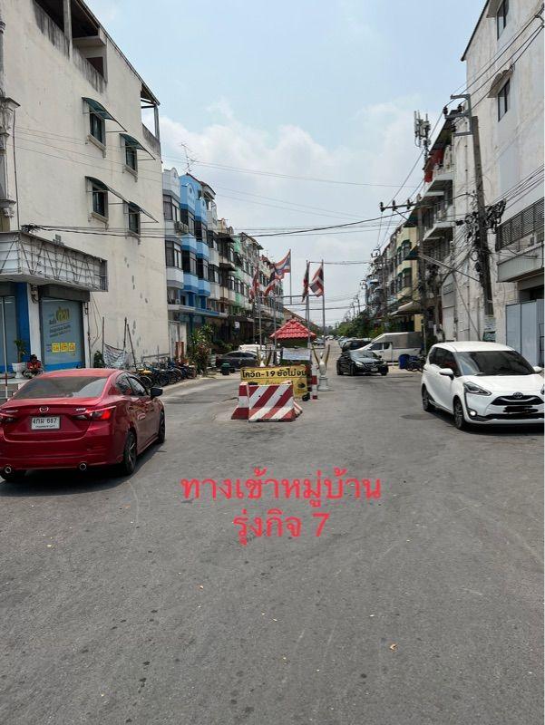 ให้เช่าอาคารพาณิชย์ 3 ชั้นครึ่ง หมู่บ้านรุ่งกิจวิลล่า7 ถนนร่มเกล้า42 เขตลาดกระบัง จังหวัดกรุงเทพ  17