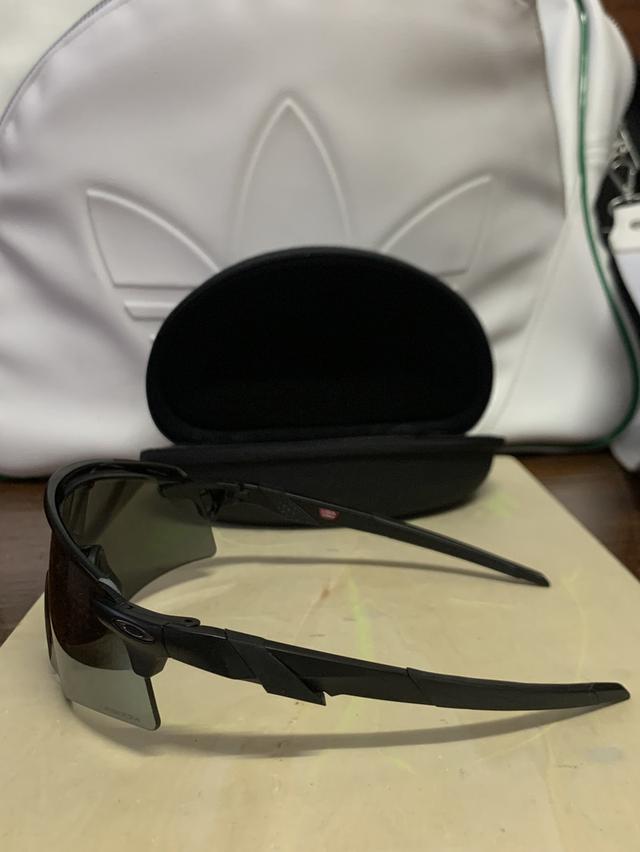 แว่น Oakley สีดำล้วน