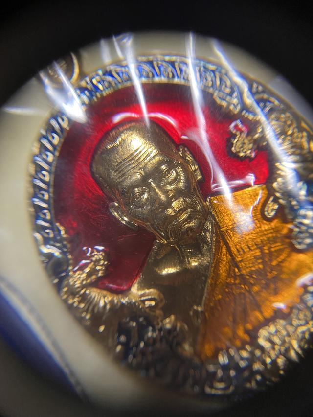 หลวงพ่อพัฒน์ เหรียญ ราชาพยัคฆ์ เนื้อทองสัตตะพื้นแดง ขอบนำ้เงิน ลงยาจีวร No126527 สนใจทักแชท 150 รวมส่ง กล่องครบ รับประกันพระแท้ โทรเบอร์0909940449