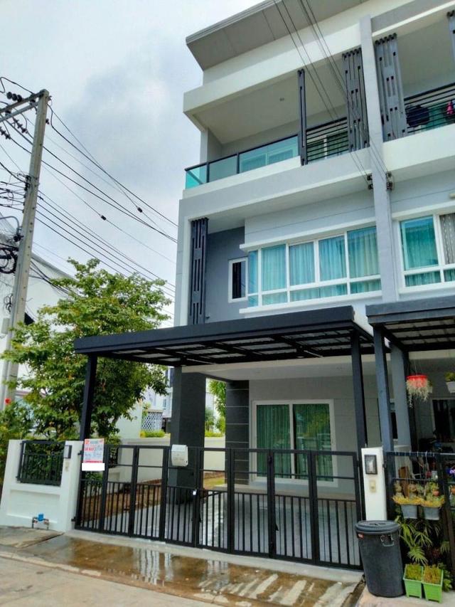 ขายทาวน์เฮาส์ สูง 3 ชั้น เนื้อที่ 30.7 ตรว.  หมู่บ้านเดอะริคโค้ ทาวน์ วัชรพล ถนนร่วมมิตรพัฒนา 