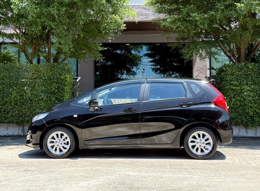 2019 HONDA JAZZ GK รถมือเดียวออกป้ายแดง รถวิ่งน้อย เข้าศูนย์ตามระยะ รถไม่เคยมีอุบัติเหตุครับ