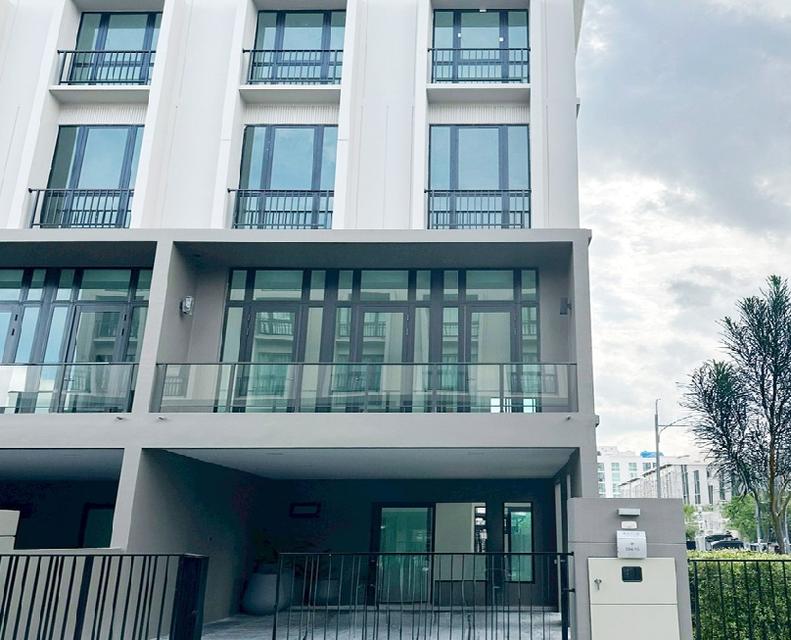 ให้เช่าทาวน์โฮม 4 ชั้น หลังมุม โครงการ พาทิโอ รัชโยธิน บ้านใหม่ อยู่ใจกลางย่านรัชโยธิน เข้า - ออกได้หลายทาง ตกแต่ง Build- In ทั้งหลัง 1