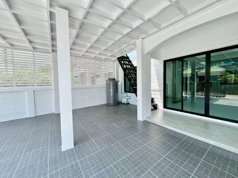 หมู่บ้านหงส์ประยูร3  แยกบางพลู ทาวน์เฮาส์ 2 ชั้น ตกแต่งใหม่พร้อมอยู่  มีระเบียงด้านหน้าใกล้ถนนรัตนาธิเบศร์   โครงการมี ระบบรักษาความปลอดภัย 4