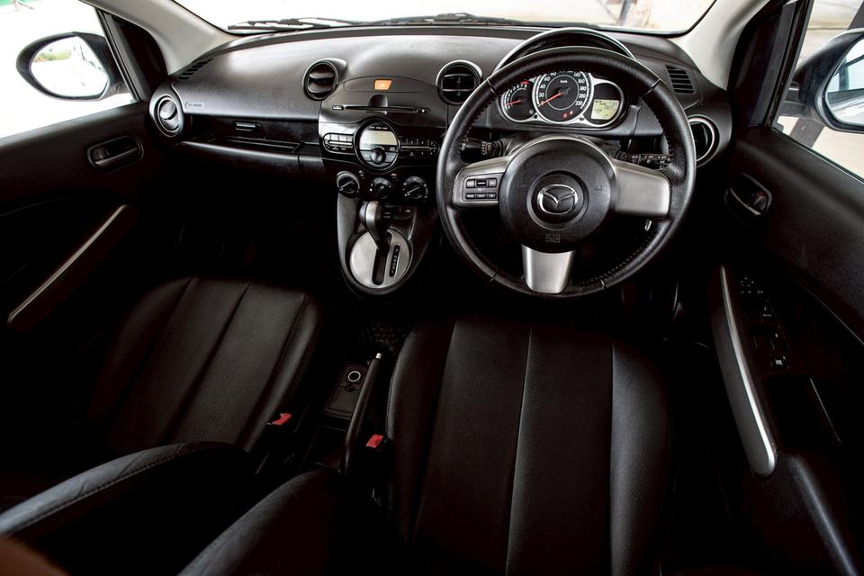 Mazda2 1.5 Spirit Sport สีขาว ปี 2013 มือเดียวป้ายแดง  13