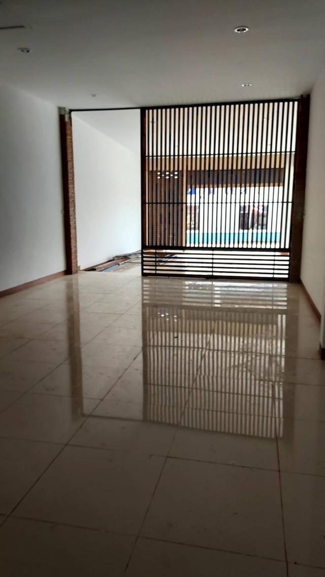 อาคารพาณิชย์ 2 ชั้น  ด้านหน้ากว้าง 2 คูหา  2 ห้องนอน 3 ห้องน้ำ 1 ห้องครัว 3